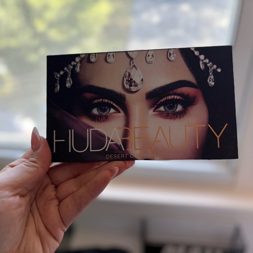 HUDA BEAUTY Desert Dusk Palette - Rich Purples and Warm Browns